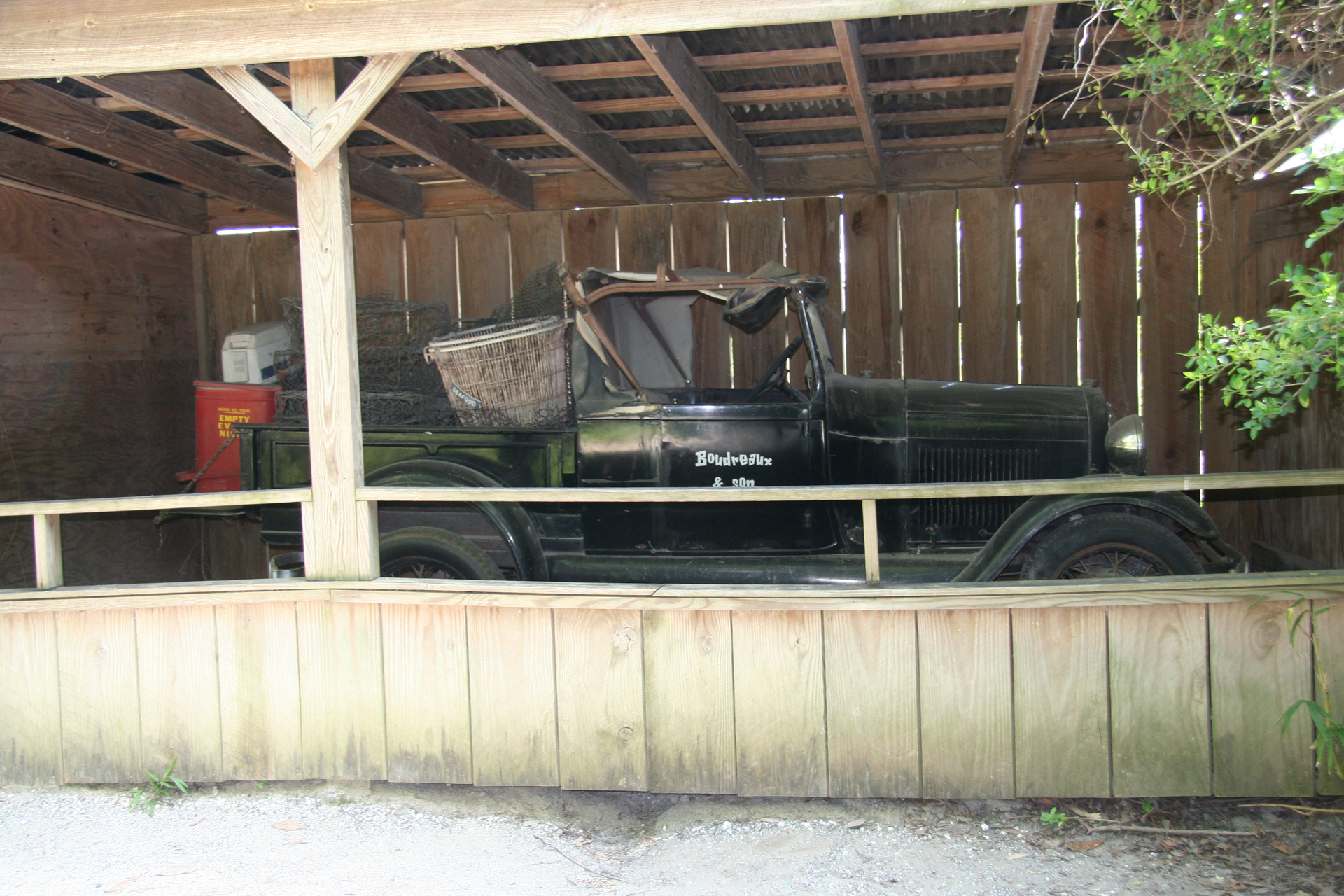 Nostalgischer Sumpf-Pickup mit Fischerreusen/Nostalgic swamp pickup truck with fishing traps